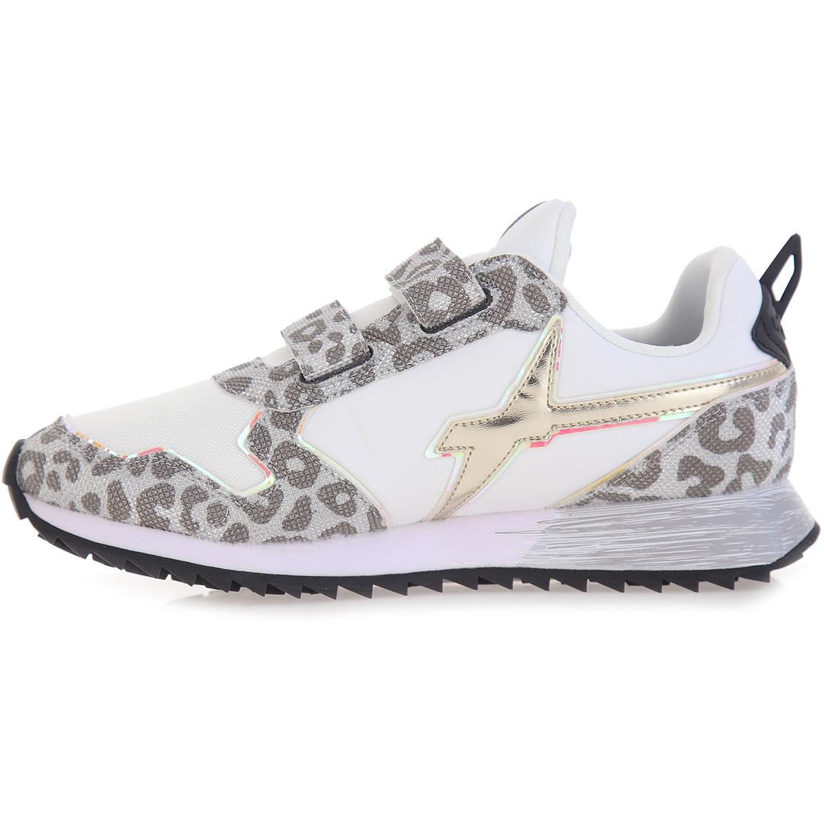 Sneakers with leopard tears