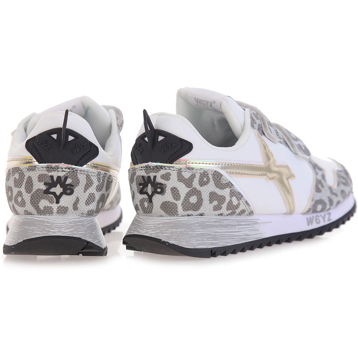 Sneakers with leopard tears