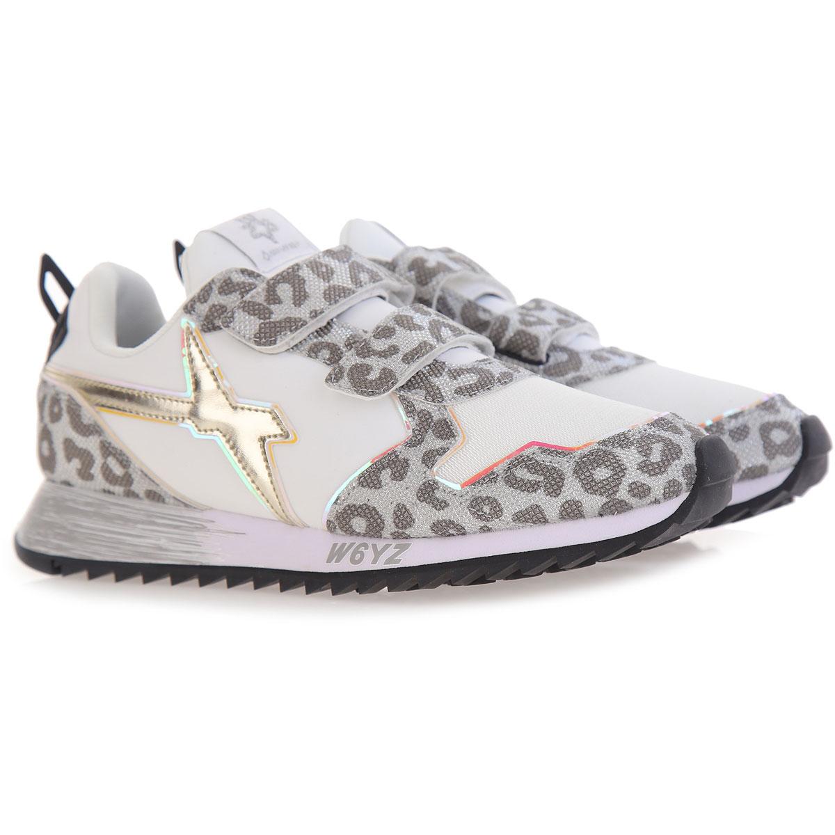 Sneakers with leopard tears
