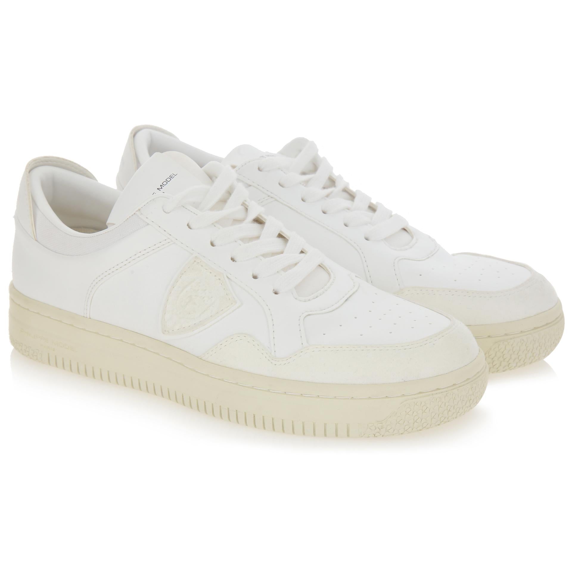 Sneakers in recycled materials