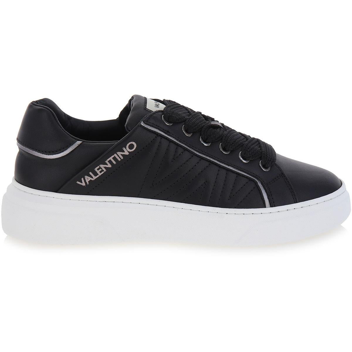 Stunny black leather sneakers
