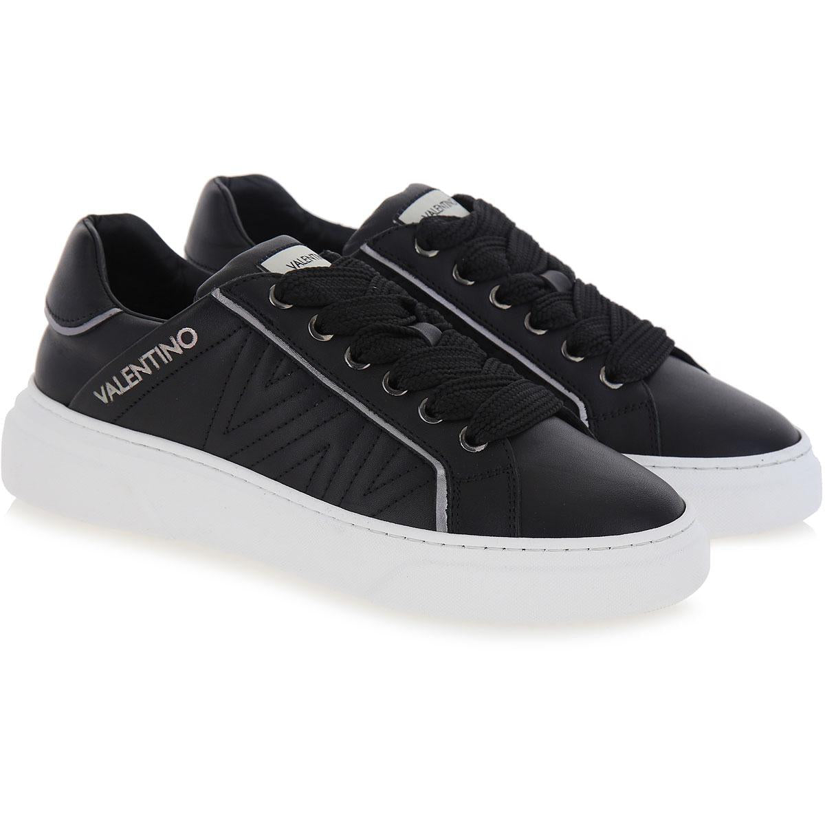 Stunny black leather sneakers